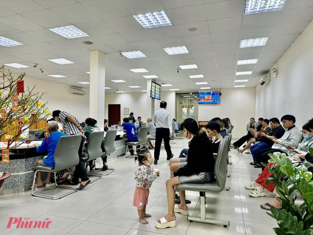 Muốn con hiểu biết hơn về cuộc sống, hãy đưa con theo khi đi chợ, đến ngân hàng, siêu thị hay đi xe buýt - Ảnh 3.