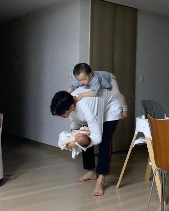 Đọc trải nghiệm sinh con thứ hai của hơn 1 nghìn người mới hiểu: Nuôi một đứa trẻ và nuôi hai đứa trẻ khác nhau trời vực! - Ảnh 7.