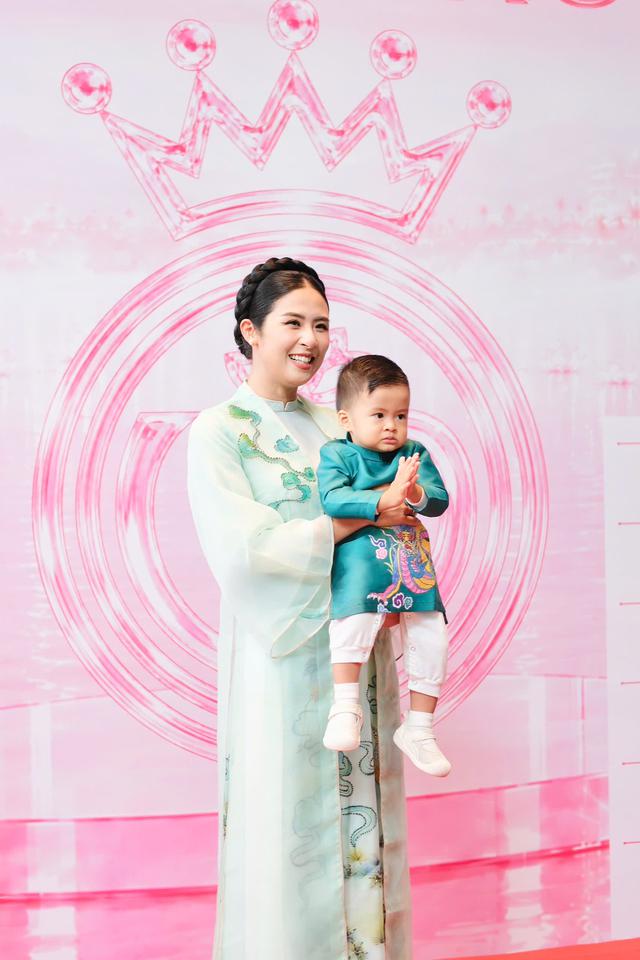 Ngọc Hân đưa con trai 1 tuổi đi dự sự kiện, top 3 Hoa hậu Việt Nam 2024 rạng rỡ trước mùa trao lại vương miện - Ảnh 1.