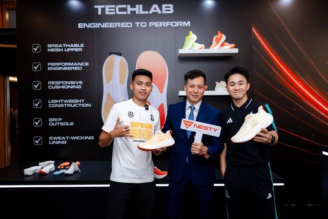 Từng học c&ocirc;ng nghệ th&ocirc;ng tin, vị gi&aacute;m đốc l&ecirc;n s&oacute;ng b&aacute;n gi&agrave;y d&eacute;p, gi&uacute;p người ti&ecirc;u d&ugrave;ng bớt ph&acirc;n v&acirc;n khi mua sắm - Ảnh 1.