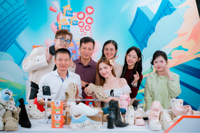 Từng học c&ocirc;ng nghệ th&ocirc;ng tin, vị gi&aacute;m đốc l&ecirc;n s&oacute;ng b&aacute;n gi&agrave;y d&eacute;p, gi&uacute;p người ti&ecirc;u d&ugrave;ng bớt ph&acirc;n v&acirc;n khi mua sắm - Ảnh 2.