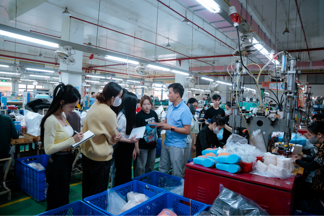 Từng học c&ocirc;ng nghệ th&ocirc;ng tin, vị gi&aacute;m đốc l&ecirc;n s&oacute;ng b&aacute;n gi&agrave;y d&eacute;p, gi&uacute;p người ti&ecirc;u d&ugrave;ng bớt ph&acirc;n v&acirc;n khi mua sắm - Ảnh 5.