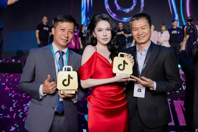 Từng học c&ocirc;ng nghệ th&ocirc;ng tin, vị gi&aacute;m đốc l&ecirc;n s&oacute;ng b&aacute;n gi&agrave;y d&eacute;p, gi&uacute;p người ti&ecirc;u d&ugrave;ng bớt ph&acirc;n v&acirc;n khi mua sắm - Ảnh 4.
