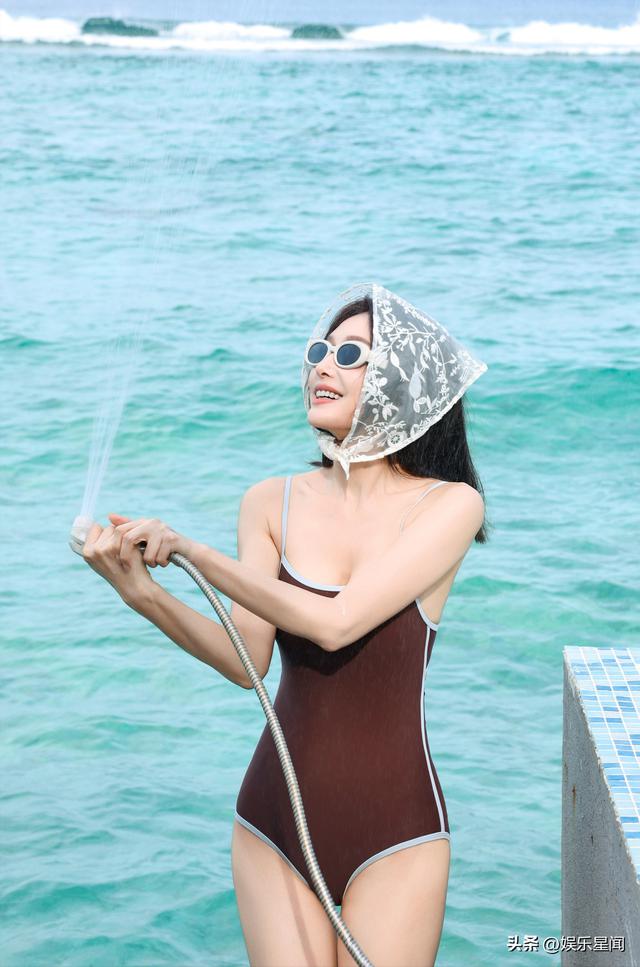 Loạt ảnh diện bikini của nữ diễn viên 47 tuổi khiến cả MXH tranh cãi: Không thể tin nổi - Ảnh 2.