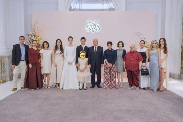 &Aacute;i nữ vua s&ograve;ng b&agrave;i H&agrave; Si&ecirc;u H&acirc;n bất ngờ khoe loạt ảnh đ&aacute;m cưới anh trai: Đại gia đ&igrave;nh 4 thế hệ hội tụ, c&ocirc; d&acirc;u đeo cả &ldquo;n&uacute;i&rdquo; v&agrave;ng - Ảnh 2.