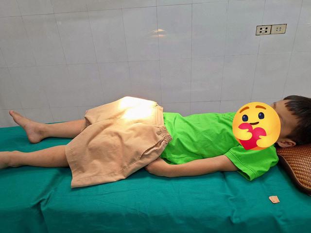 Con trai chịu đau cả buổi chiều không dám báo cô: Bố mẹ đưa đi viện mới hốt hoảng với chiếc dằm rút ra từ đùi con - Ảnh 2.