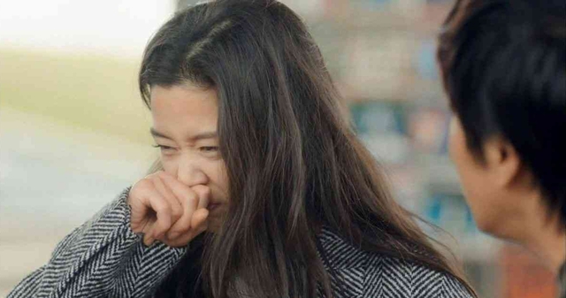 Chưa 30 tuổi đ&atilde; bị đồng nghiệp b&oacute;ng gi&oacute; răng 