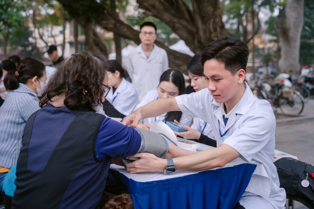 Giữ khối cơ khỏe: B&iacute; quyết gi&uacute;p bố mẹ sống khỏe v&agrave; năng động hơn - Ảnh 1.