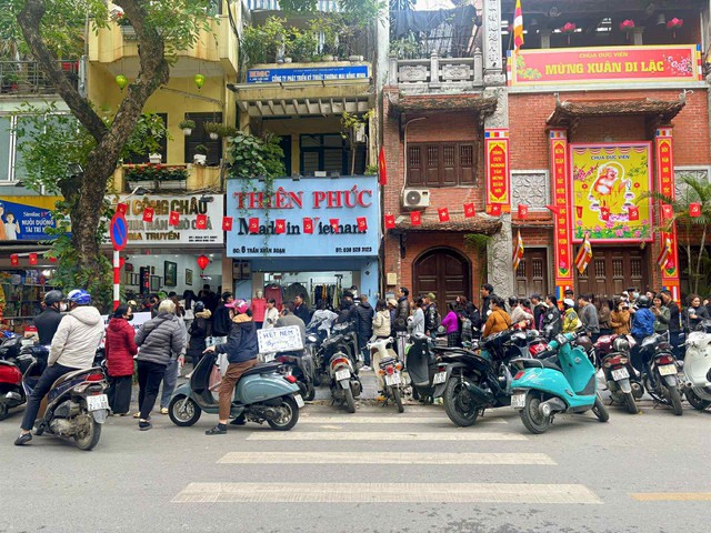 “Truyền thuyết” ngày 24 Tết ở Hà Nội: Phải “có căn” lắm mới mua được nem chua Trần Công Châu - Ảnh 2.