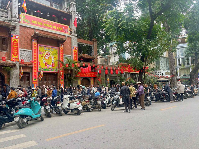 “Truyền thuyết” ngày 24 Tết ở Hà Nội: Phải “có căn” lắm mới mua được nem chua Trần Công Châu - Ảnh 1.