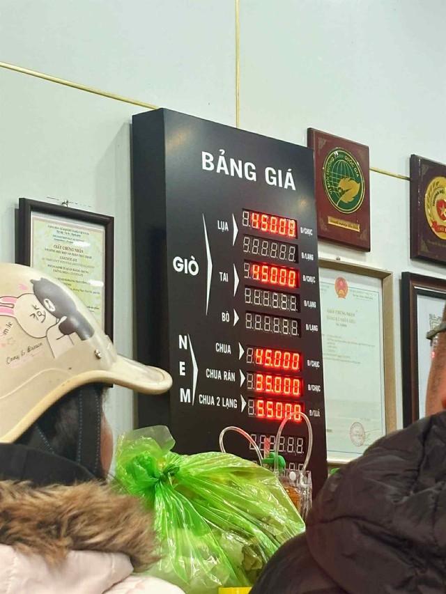 “Truyền thuyết” ngày 24 Tết ở Hà Nội: Phải “có căn” lắm mới mua được nem chua Trần Công Châu - Ảnh 6.