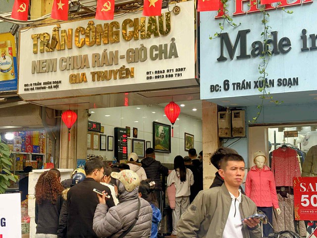 “Truyền thuyết” ngày 24 Tết ở Hà Nội: Phải “có căn” lắm mới mua được nem chua Trần Công Châu - Ảnh 3.