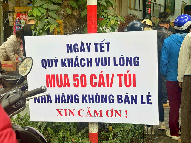 “Truyền thuyết” ngày 24 Tết ở Hà Nội: Phải “có căn” lắm mới mua được nem chua Trần Công Châu - Ảnh 5.