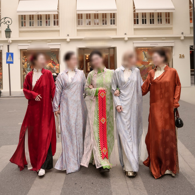 Có một kiểu áo dài Tết, càng biến tấu lại càng