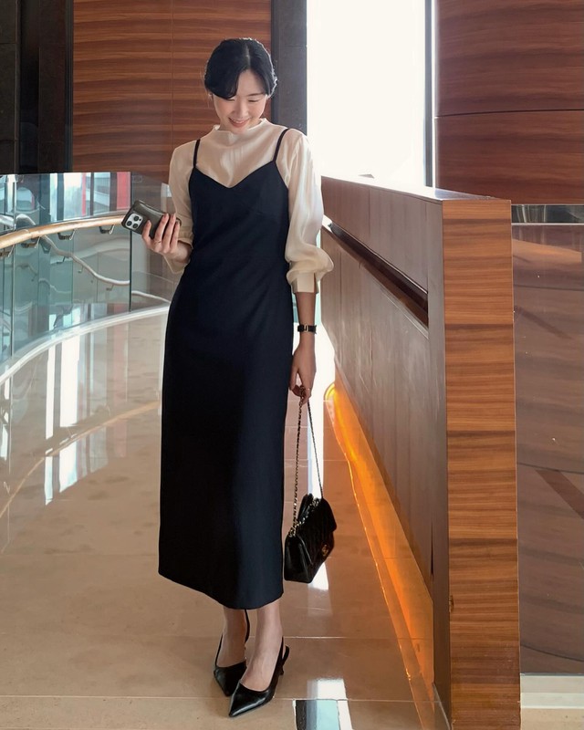 5 cách mặc váy trẻ trung nhất mà phụ nữ trên dưới 40 tuổi đều nên biết - Ảnh 1.