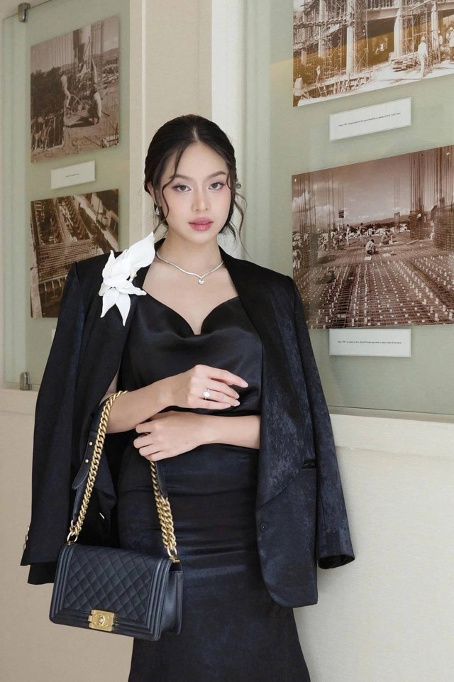 Học nàng Hậu tuổi Nhâm Ngọ với đôi chân dài 1,1m tập 4 động tác để bảo toàn vòng eo 63cm, vóc dáng thanh mảnh - Ảnh 2.