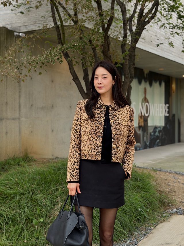 5 c&aacute;ch mặc ch&acirc;n v&aacute;y ngắn trẻ trung m&agrave; vẫn v&ocirc; c&ugrave;ng tinh tế d&agrave;nh cho phụ nữ ngo&agrave;i 40 tuổi - Ảnh 1.