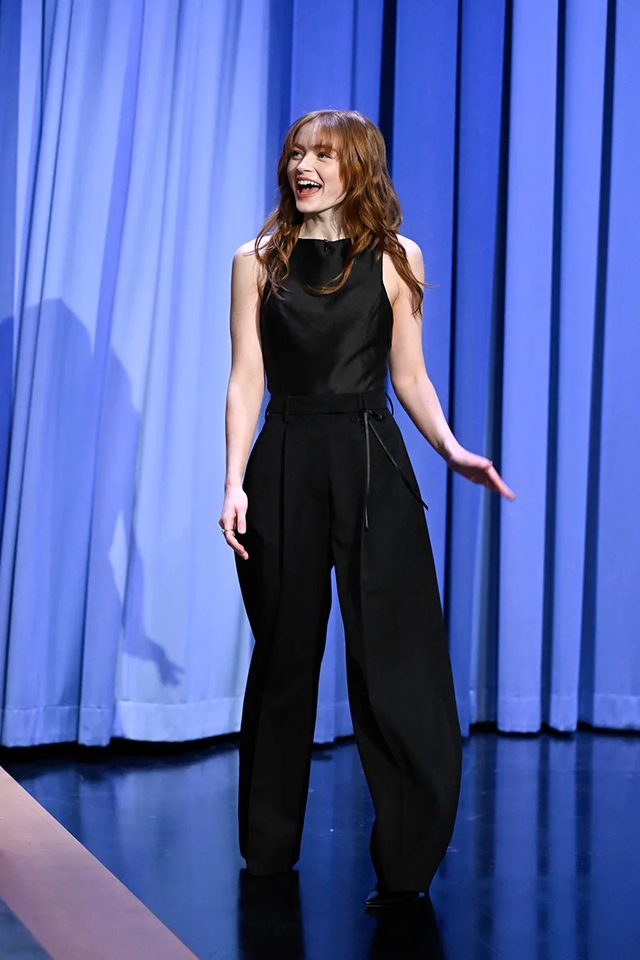 Sadie Sink v&agrave; phong c&aacute;ch thời trang thanh lịch khiến MXH r&uacute;ng động 2026 - Ảnh 9.