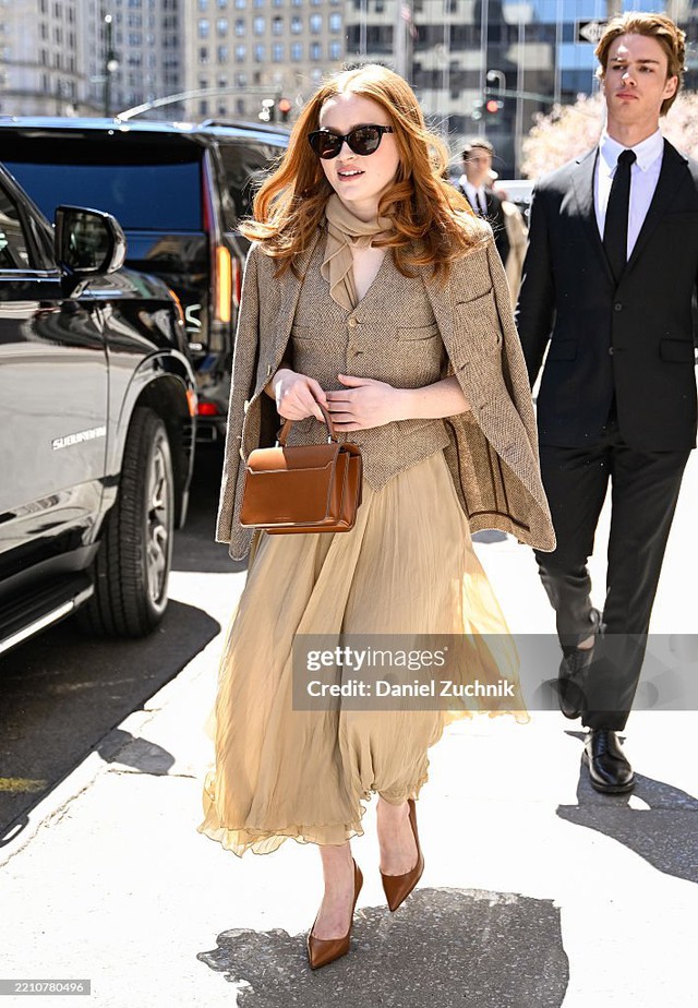 Sadie Sink v&agrave; phong c&aacute;ch thời trang thanh lịch khiến MXH r&uacute;ng động 2026 - Ảnh 11.