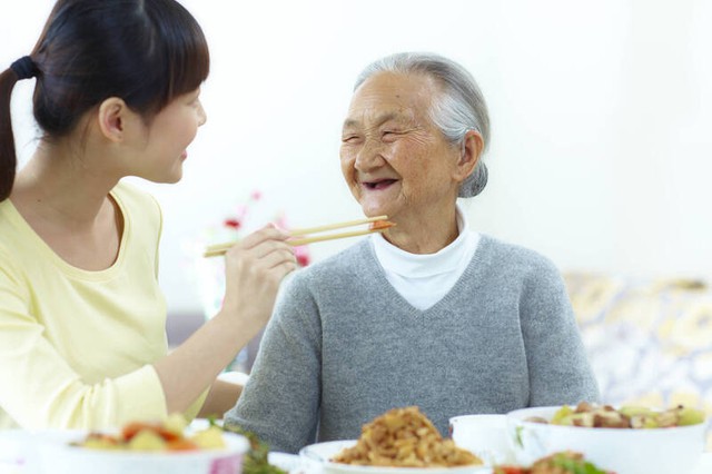 Con cái rời nhà sau kỳ nghỉ, ai biết bữa cơm lặng lẽ của cha mẹ lại là khởi đầu cho những điều này - Ảnh 3.