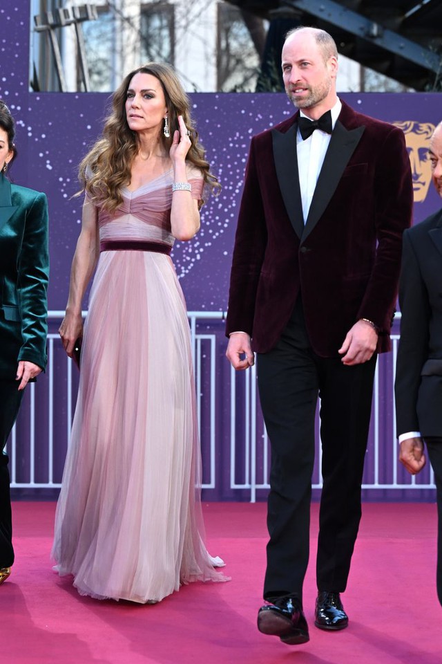 Kate Middleton trở lại thảm đỏ BAFTA 2026 với thiết kế Gucci v&agrave; khoảnh khắc ngọt ng&agrave;o c&ugrave;ng William - Ảnh 2.