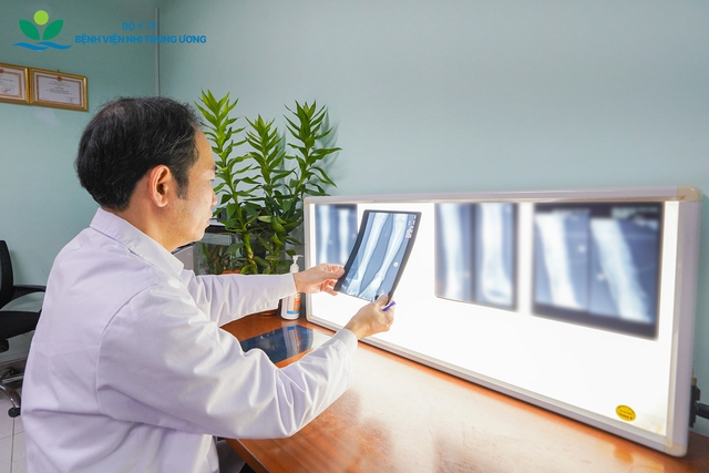 Món quà đặc biệt dịp 27/2: Cứu đôi chân bé gái 8 tuổi khỏi nguy cơ tàn phế vì ung thư sụn - Ảnh 2.