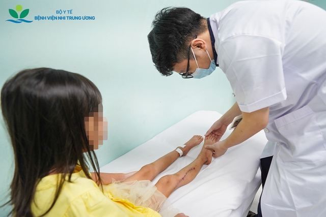 Món quà đặc biệt dịp 27/2: Cứu đôi chân bé gái 8 tuổi khỏi nguy cơ tàn phế vì ung thư sụn - Ảnh 7.
