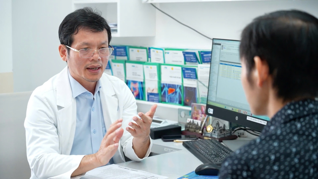 Lần đầu tiên tại Việt Nam: Điều trị thành công ca giãn tá tràng khổng lồ siêu hiếm trên thế giới - 7 năm liền “ăn vào là nôn ra” - Ảnh 1.