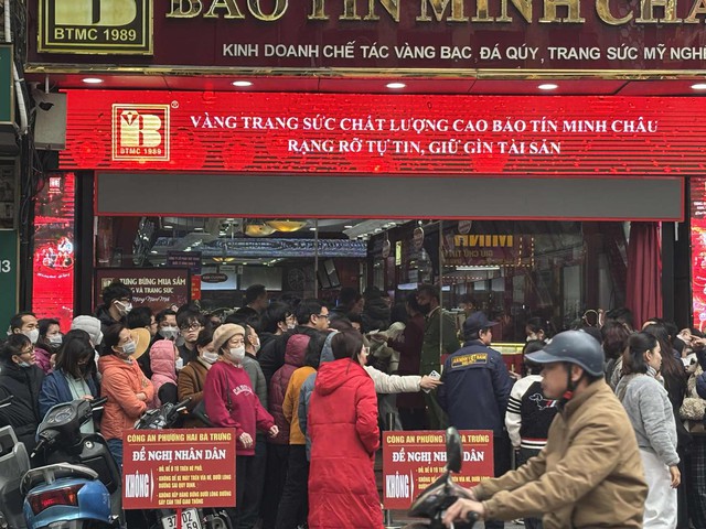 Sát Tết, người Hà Nội xếp hàng đông nghịt từ 3h sáng, bế cả con nhỏ đi cùng để chờ mua vàng: 2 tháng sau mới được nhận! - Ảnh 4.