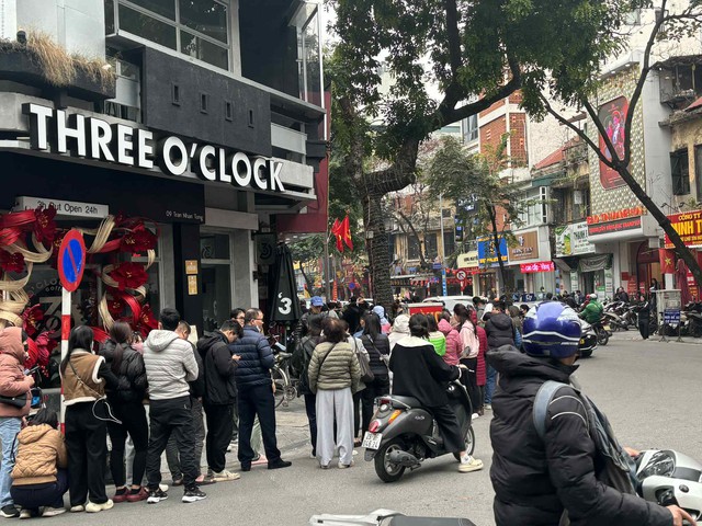 Sát Tết, người Hà Nội xếp hàng đông nghịt từ 3h sáng, bế cả con nhỏ đi cùng để chờ mua vàng: 2 tháng sau mới được nhận! - Ảnh 6.