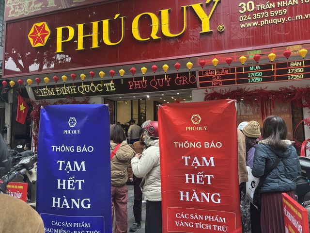 Sát Tết, người Hà Nội xếp hàng đông nghịt từ 3h sáng, bế cả con nhỏ đi cùng để chờ mua vàng: 2 tháng sau mới được nhận! - Ảnh 3.