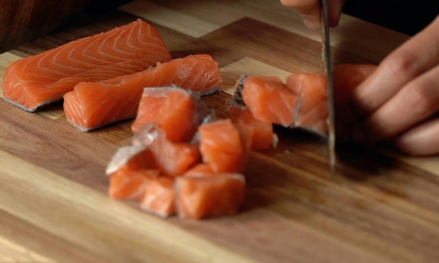 Người phụ nữ 32 tuổi kh&ocirc;ng ăn đồ sống nhưng thải ra k&yacute; sinh tr&ugrave;ng d&agrave;i 3 m&eacute;t: B&aacute;c sĩ chỉ ra 1 th&oacute;i quen nấu ăn g&acirc;y họa - Ảnh 3.