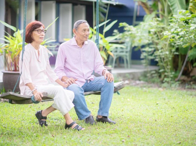 Khi về gi&agrave;, bố mẹ t&ocirc;i ng&agrave;y n&agrave;o cũng ăn ngo&agrave;i. B&aacute;c sĩ: Chế độ ăn uống c&acirc;n bằng hầu như kh&ocirc;ng ảnh hưởng đến tuổi thọ; việc thưởng thức m&oacute;n ăn quan trọng hơn - Ảnh 2.