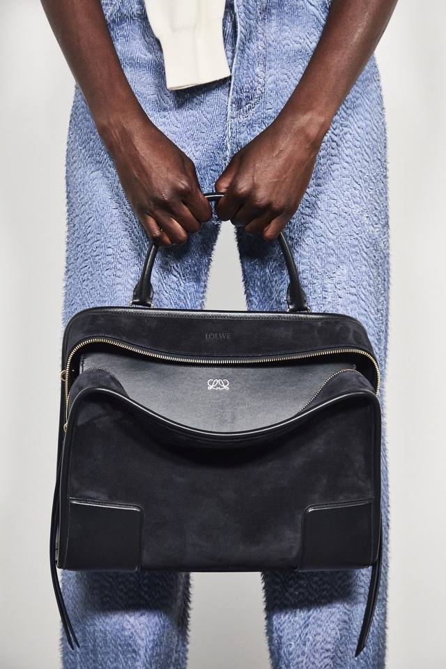 Chiếc túi nhìn như “quên đóng” nhưng lại khiến giới mộ điệu mê mẩn - Ảnh 1.