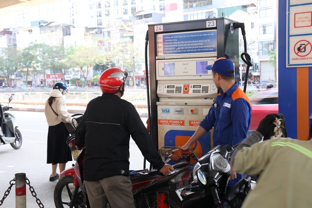 C&acirc;y xăng đ&ocirc;ng từ s&aacute;ng đến tối: V&igrave; sao nhiều người tranh thủ đổ đầy b&igrave;nh? - Ảnh 6.