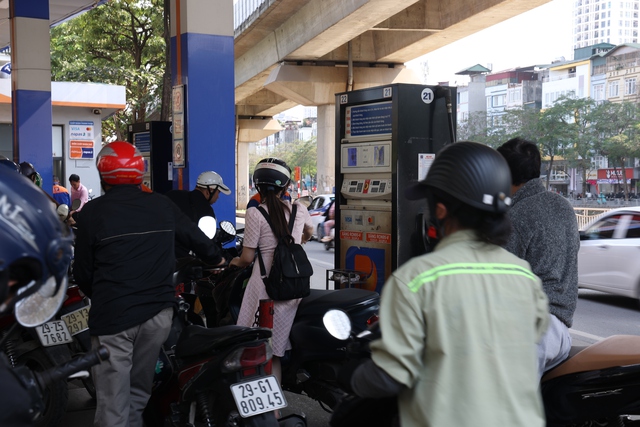 C&acirc;y xăng đ&ocirc;ng từ s&aacute;ng đến tối: V&igrave; sao nhiều người tranh thủ đổ đầy b&igrave;nh? - Ảnh 7.