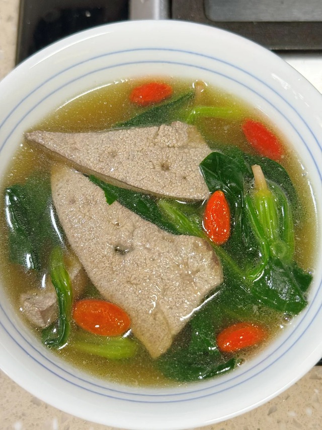 Phụ nữ sau 25 tuổi đừng tiếc công nấu bát canh này: Bổ máu, sáng mắt, da dẻ hồng hào bất ngờ! - Ảnh 1.