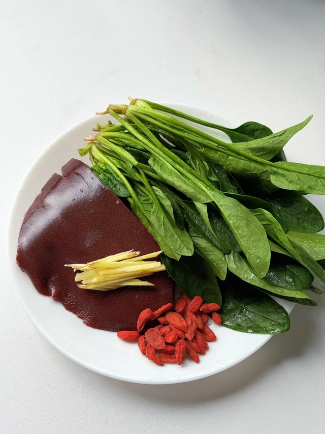 Phụ nữ sau 25 tuổi đừng tiếc công nấu bát canh này: Bổ máu, sáng mắt, da dẻ hồng hào bất ngờ! - Ảnh 2.