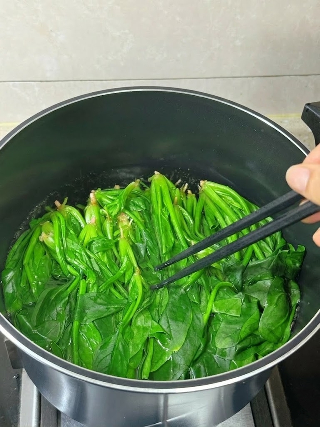 Phụ nữ sau 25 tuổi đừng tiếc công nấu bát canh này: Bổ máu, sáng mắt, da dẻ hồng hào bất ngờ! - Ảnh 3.