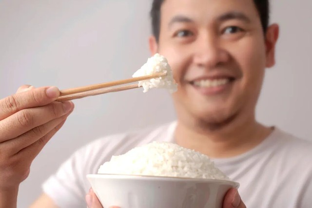 Chỉ một thay đổi nhỏ trong cách ăn cơm có thể giúp giảm mỡ gan tới 30%! Hãy bắt đầu hành trình giảm cân sau kỳ nghỉ lễ của bạn - Ảnh 2.