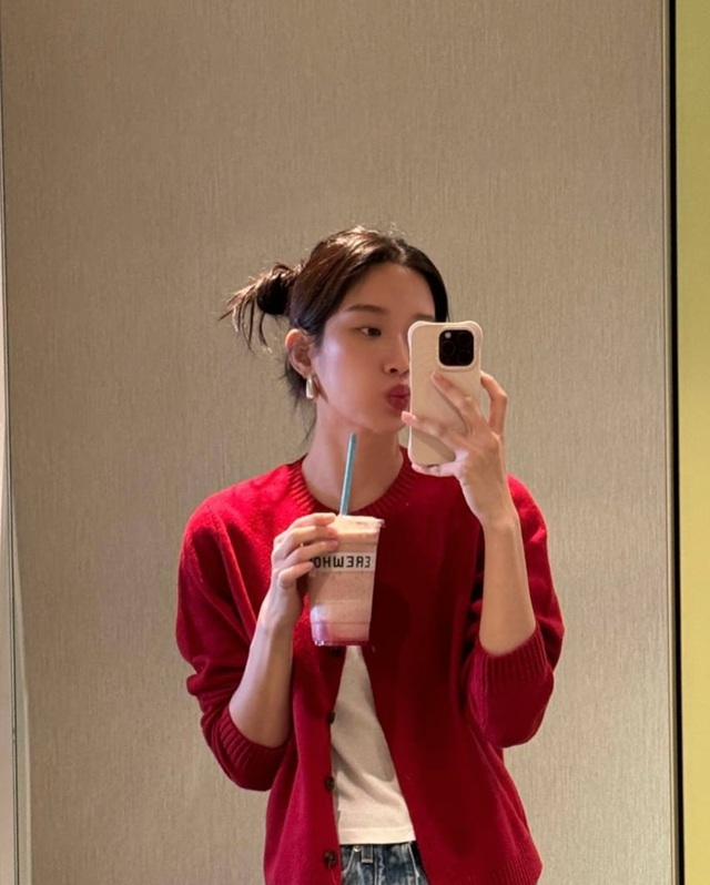 Phong c&aacute;ch thời trang Moon Ga Young: Đơn giản nhưng đầy cuốn h&uacute;t trong phim t&igrave;nh cảm 2026 - Ảnh 5.