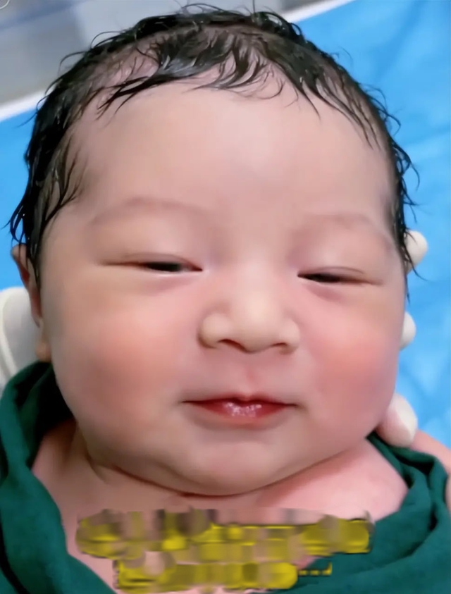 Em bé sơ sinh cực kỳ xinh xắn gây sốt mạng: Vừa chào đời đã nheo mắt cười khiến cộng đồng mạng tan chảy - Ảnh 2.