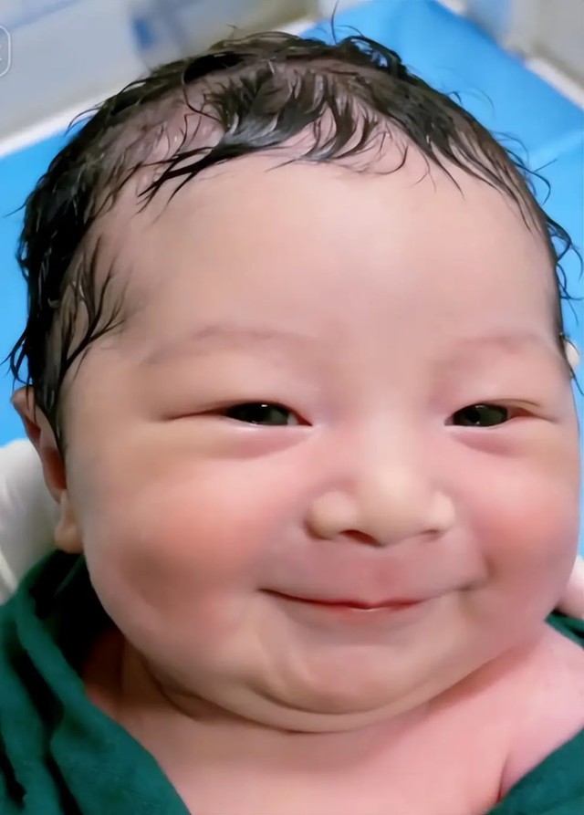 Em bé sơ sinh cực kỳ xinh xắn gây sốt mạng: Vừa chào đời đã nheo mắt cười khiến cộng đồng mạng tan chảy - Ảnh 1.