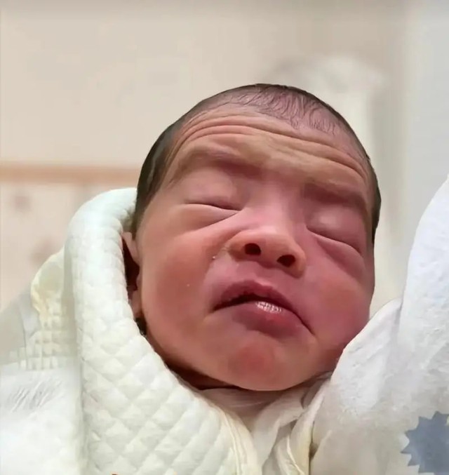 Em bé sơ sinh cực kỳ xinh xắn gây sốt mạng: Vừa chào đời đã nheo mắt cười khiến cộng đồng mạng tan chảy - Ảnh 3.