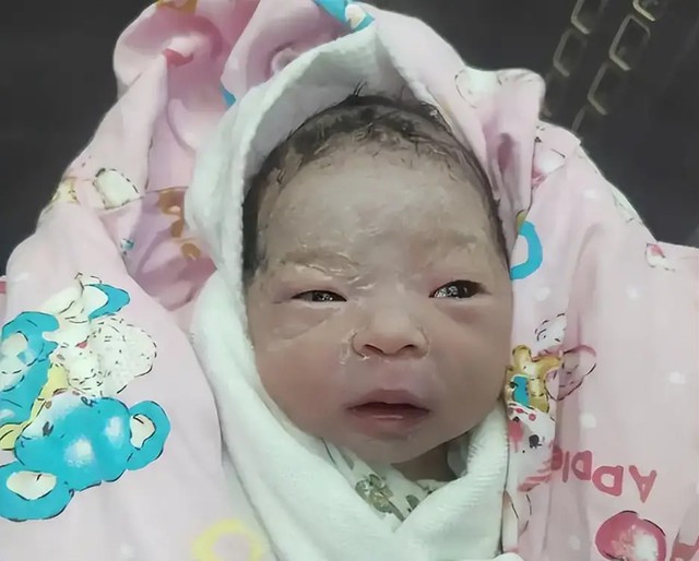 Em bé sơ sinh cực kỳ xinh xắn gây sốt mạng: Vừa chào đời đã nheo mắt cười khiến cộng đồng mạng tan chảy - Ảnh 4.