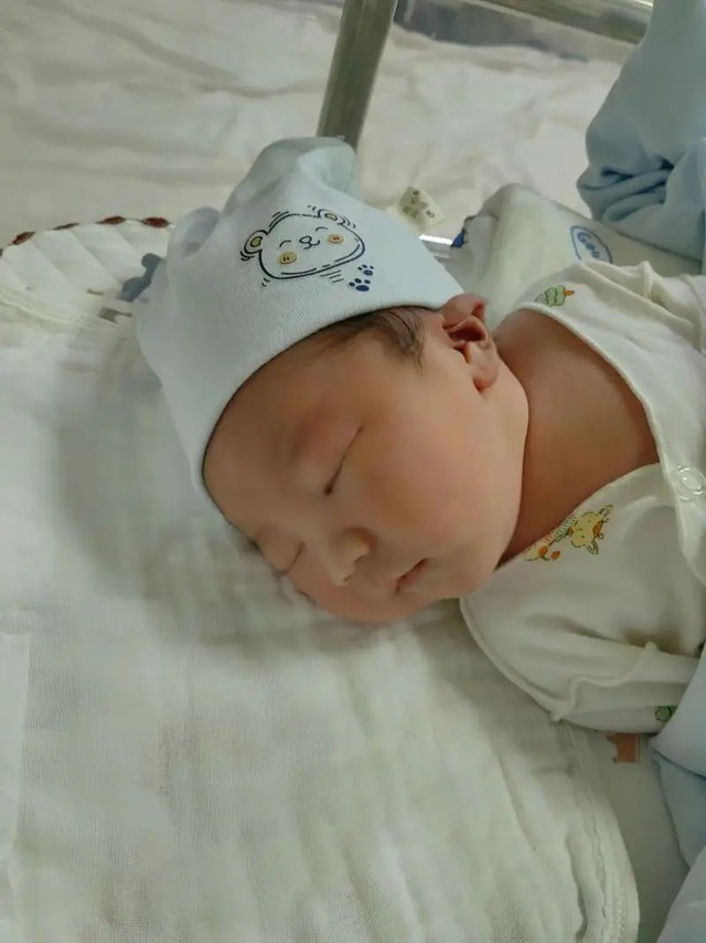 Em bé sơ sinh cực kỳ xinh xắn gây sốt mạng: Vừa chào đời đã nheo mắt cười khiến cộng đồng mạng tan chảy - Ảnh 5.