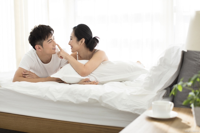 “Tôi nhận ra chồng thay đổi từ những điều rất nhỏ”: 5 dấu hiệu âm thầm cho thấy sinh lý nam có thể đang đi xuống - Ảnh 2.