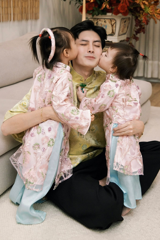 Ai đọ lại được với 2 c&ocirc;ng ch&uacute;a nh&agrave; "mom Dương": N&oacute;i c&ograve;n chưa s&otilde;i m&agrave; suốt ng&agrave;y bắt chước mẹ gọi ba l&agrave; "chồng y&ecirc;u ơi" - Ảnh 7.