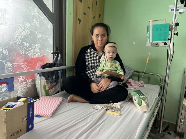 Hoàn cảnh đáng thương của người mẹ rao bán nhà lấy tiền phẫu thuật cho con - Ảnh 1.