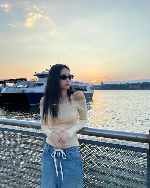 Quần jeans ống rộng v&agrave;o tay Jennie cũng th&agrave;nh sang chảnh tới từng set đồ - Ảnh 8.